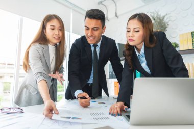 Genç iş adamları tartışmak ve birlikte konferans odasında Ofis Toplantı sırasında beyin fırtınası.