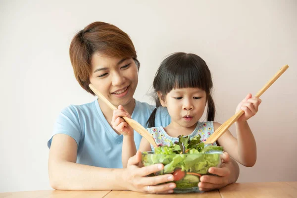 Feliz Asiático Jovem Mãe Menina Cozinhar Salada Tigela Vidro Fundo — Fotografia de Stock