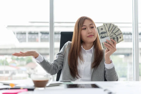 Happy Young Asian Business Mulher Segurando Dinheiro Notas Dólares Americanos — Fotografia de Stock