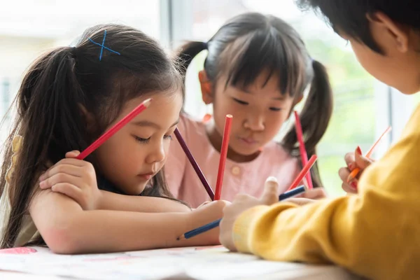 Asiatiske Små Barn Farger Klasserom Skole – stockfoto