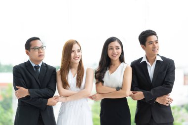 Başarılı Asyalı Genç iş adamları birlikte elele sonra bitmiş fırsatlar.