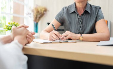 İş kadını iş görüşmesi sırasında panoya not alma.