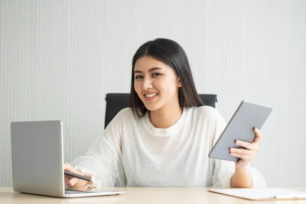 Mulher Asiática Fazendo Seu Trabalho Freelance Com Laptop Tablet Digital — Fotografia de Stock