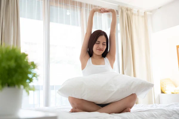 Joven Hermosa Mujer Asiática Despertando Cama Atractiva Hembra Sonriendo Estirándose — Foto de Stock
