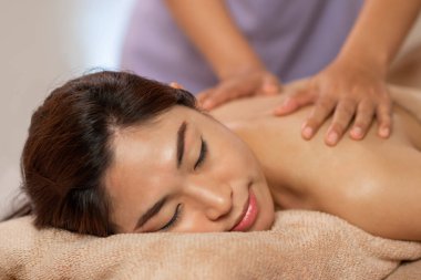 Asyalı kadın alıcı masaj spa salonda. Güzellik tedavi kavramı. Zevk ve rahatlatıcı.