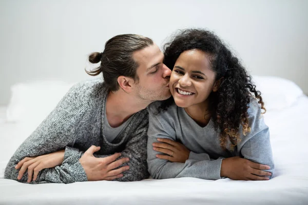 Amante Romântico Hipster Man Beijando Sua Bochecha Namorada Enquanto Deitado — Fotografia de Stock