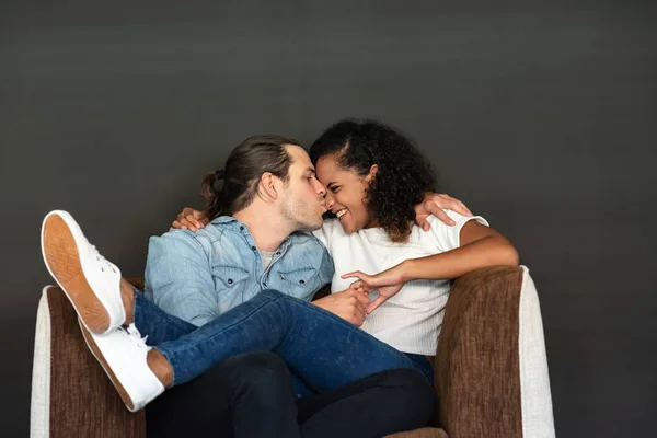 Hipster Homem Camisa Jeans Azul Beijando Sua Namorada Testa Enquanto — Fotografia de Stock