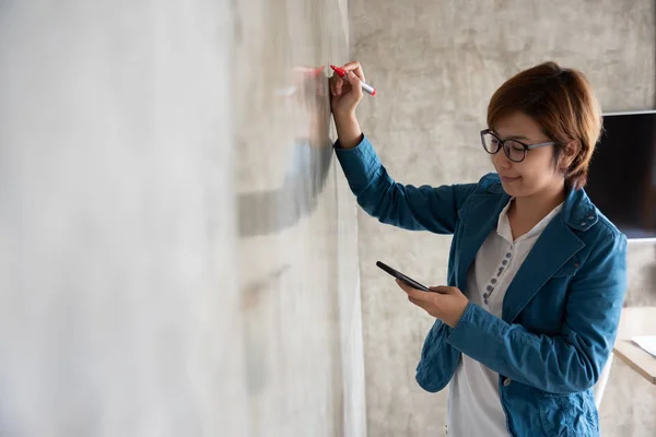 Creatieve Vrouw Blauw Shirt Puttend Uit Muur — Stockfoto