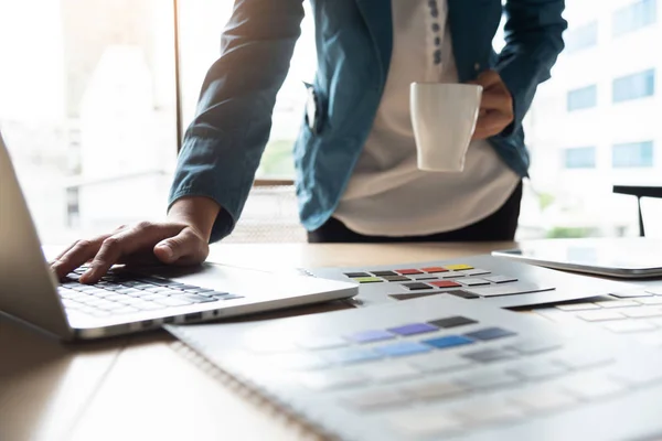 Diseñador Creativo Que Trabaja Con Muestras Muestras Laptop Color —  Fotos de Stock