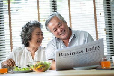 Asya kıdemli çift ile birlikte kahvaltı sabahı evde konuşmak rahatlatıcı. Emeklilik.