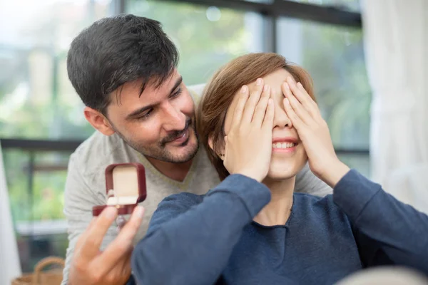 Jovem Surpreendendo Sua Bela Namorada Com Anel Noivado Novo Dia — Fotografia de Stock