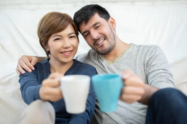 Happy Young Couple Tiene Tazze Caffè Nella Loro Nuova Casa — Foto Stock