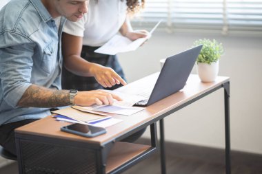 Genç çift yönetme ve kendi Muhasebe House hesaplanıyor. Çok ırklı, Afrika, Amerikan.