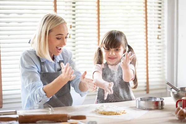 Mãe Feliz Filha Divertindo Durante Polvilhar Farinha Sobre Massa Mesa — Fotografia de Stock