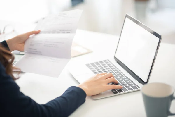 Mulher Está Gerenciando Calculando Suas Despesas Mensais Com Laptop Casa — Fotografia de Stock