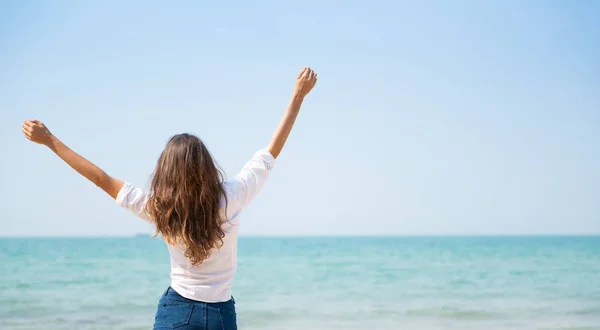 Feliz Joven Atractiva Mujer Bailando Sobre Fondo Del Mar Exitosa — Foto de Stock