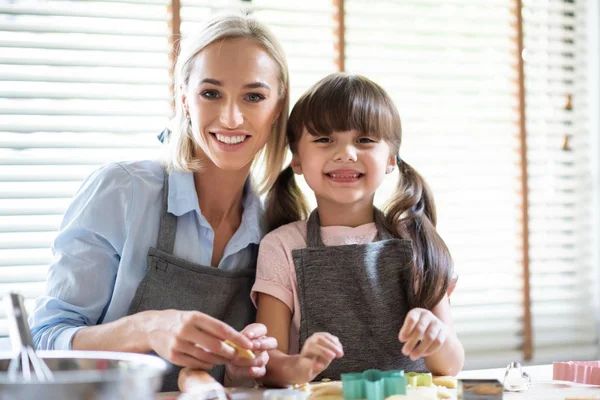 Retrato de mãe e filha preparando a massa . — Fotografia de Stock