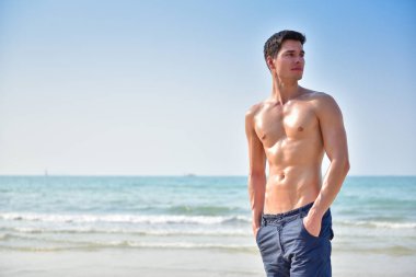 adam çıplak gövde ile.