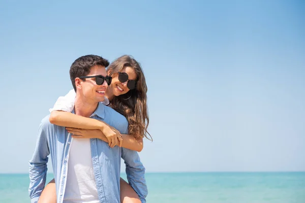 Feliz casal se divertindo — Fotografia de Stock