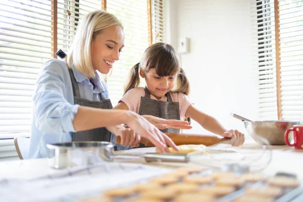 Mulher amassando massa na mesa da cozinha. Pão para assar . — Fotografia de Stock