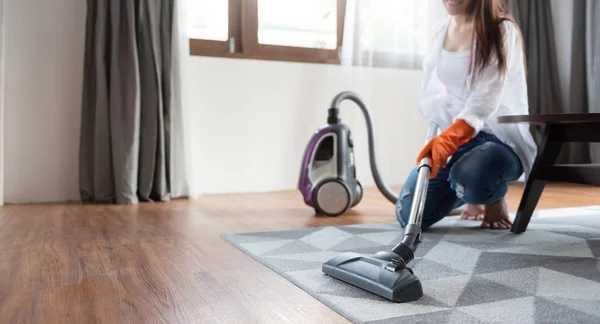 Vrouw met behulp van stofzuiger. — Stockfoto