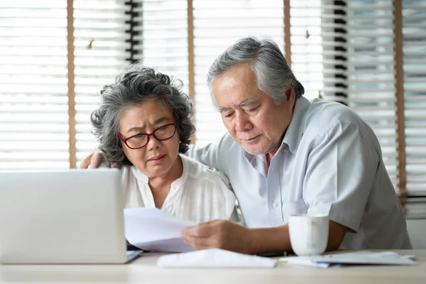 Senior pár kiszámítja a havi költségén. — Stock Fotó