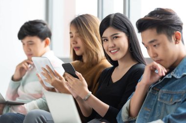 Genç yaratıcı tasarımcılar grubu zevk.