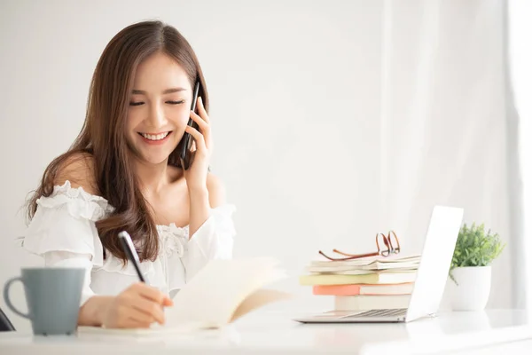 Mulher asiática falando com o cliente — Fotografia de Stock