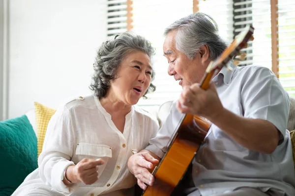 Feliz asiático senior pareja disfrutando . — Foto de Stock