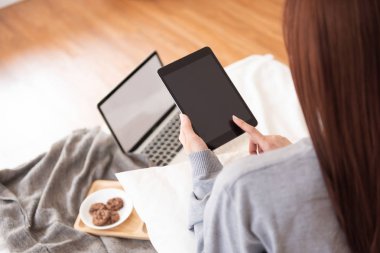 dijital tablet kullanan kadın.