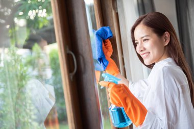 Asyalı Kadın Temizlik Evi. 