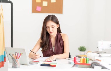 Ofiste çalışan moda tasarımcısı.