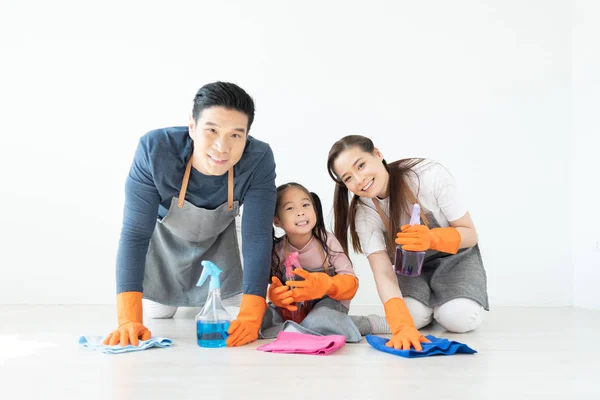 Aziatische familie met plezier met schoonmaak huis. — Stockfoto