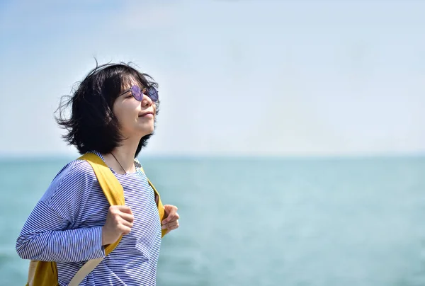 Asiático viajando mochilero respiración aire fresco . — Foto de Stock