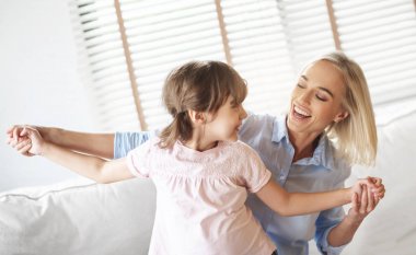 Mutlu Anne ve daughther dans.