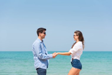 Romantik Genç çift birbirlerine bakıyor