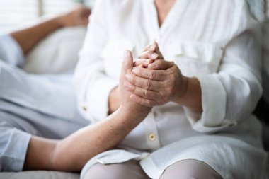 Kıdemli çift el ele tutuşuyor.. 