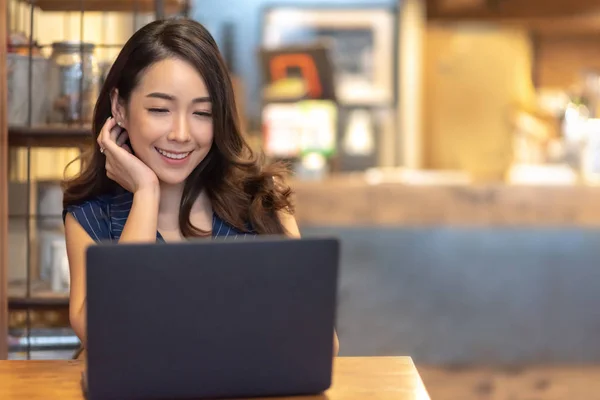 Mulher fazendo chamada de vídeo com computador portátil no café — Fotografia de Stock