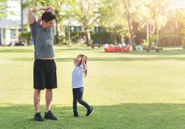 Niño y papá se divierten con el día del deporte . — Foto de Stock