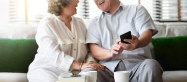 Asya kıdemli çift gülüyor.