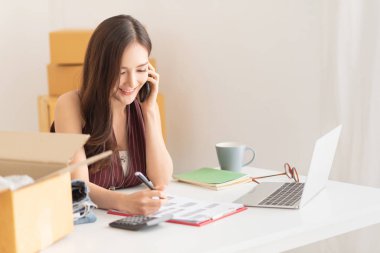 Kadın sahibi panoya adres yazma.