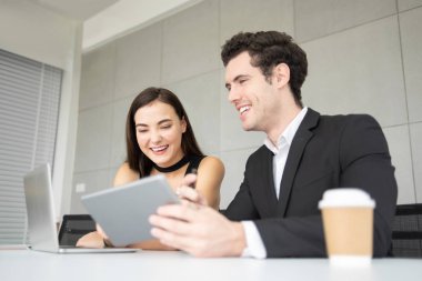 Gülümseyerek ve Gülerek.