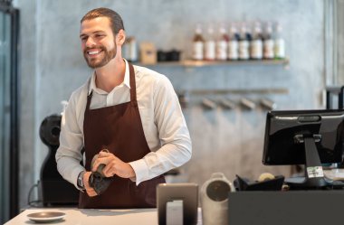 Rahatlatıcı Erkek Barista temizleme fincanı.