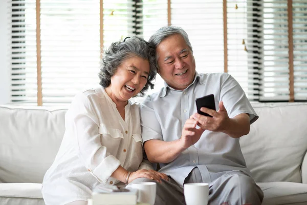 Asiatique couple aîné en utilisant téléphone cellulaire . — Photo