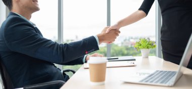 İş ortağı toplantıdan sonra el sıkışırken.