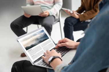 le için kablosuz internet bağlantısı teknolojisi ile gençler