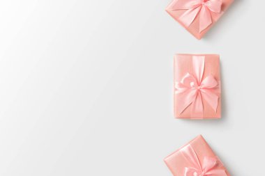 Beyaz izole arka plan üzerinde Pembe hediye kutuları üst görünümü.