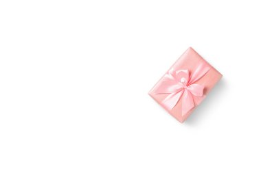 Beyaz izole arka plan üzerinde Pembe hediye kutusunun üst görünümü.