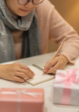 Kazak ve yünlü eşarp Asya güzel kadın som yazıyor