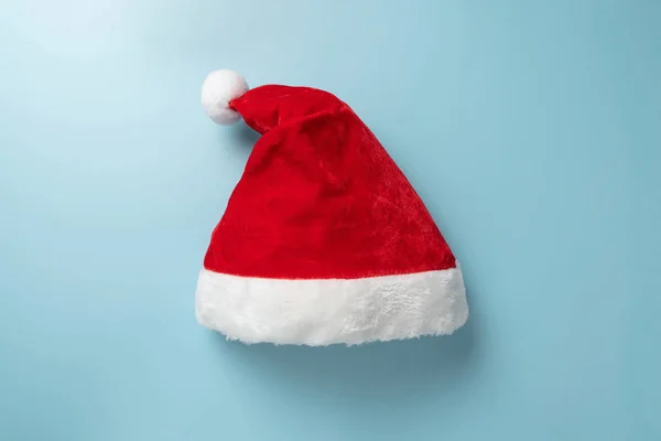Vista superior del sombrero de Santa Claus sobre fondo azul . —  Fotos de Stock
